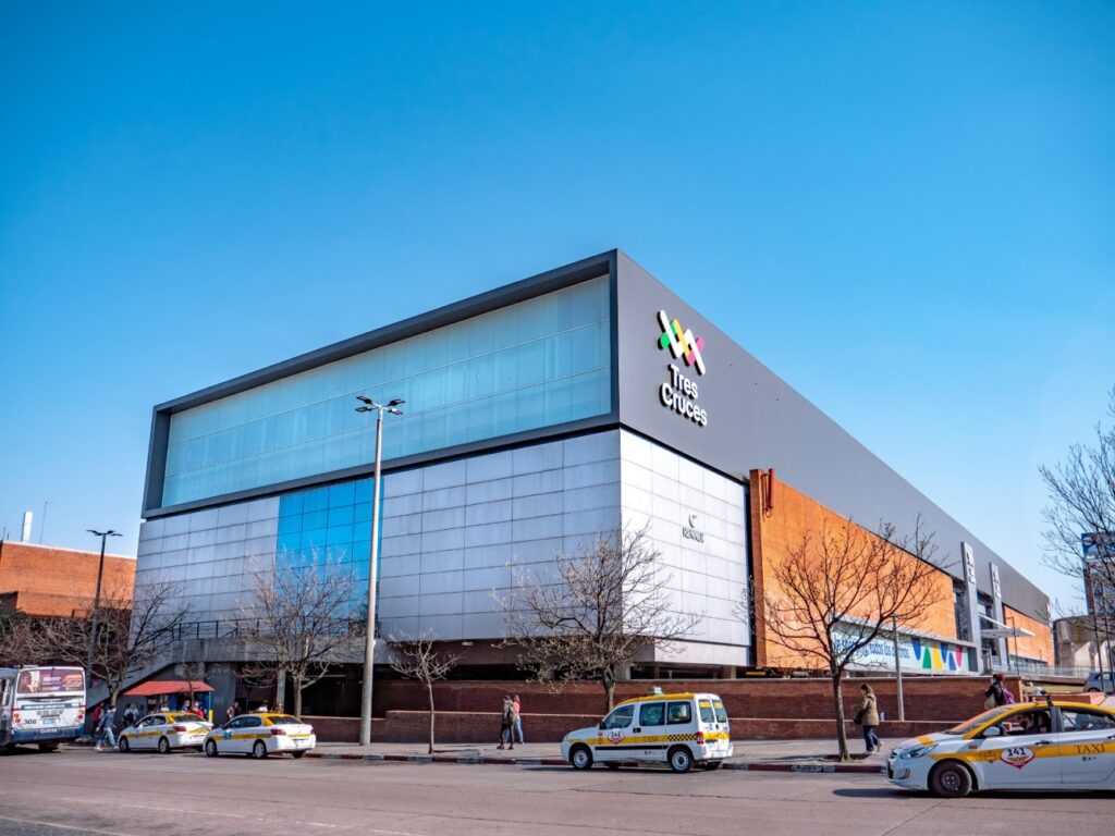 Tres Cruces Shopping y Terminal